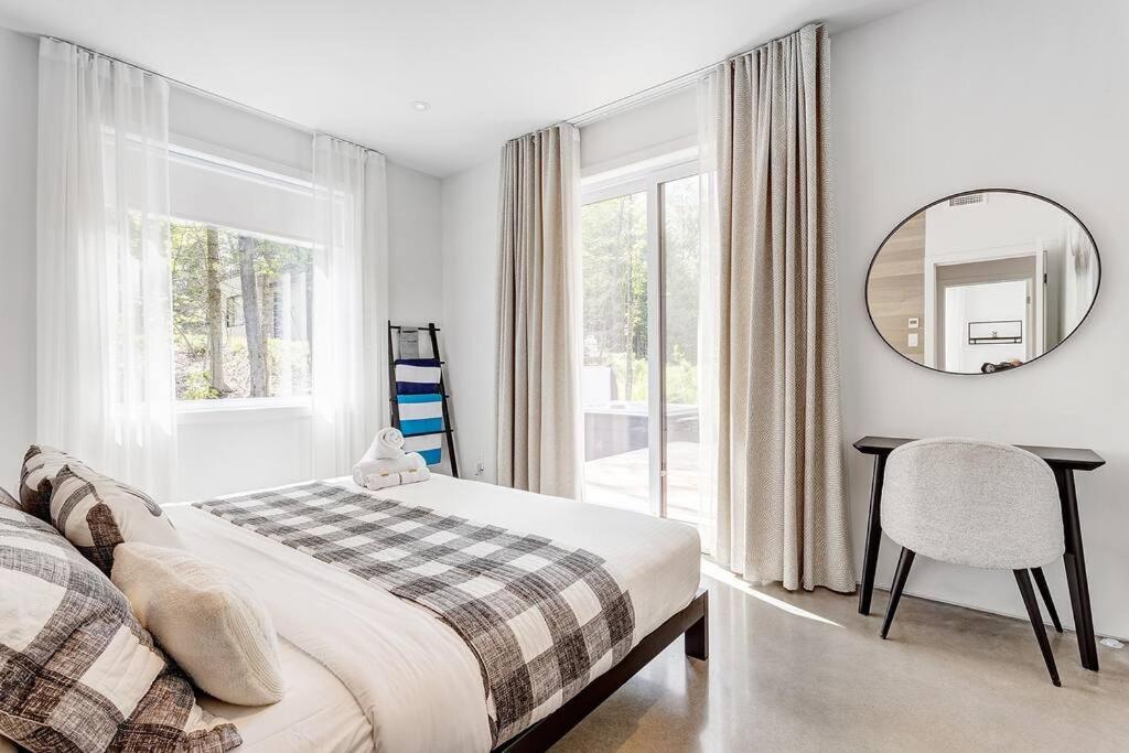 Tremblant Oasis: Luxury, Nature, Hot Tub, Views!