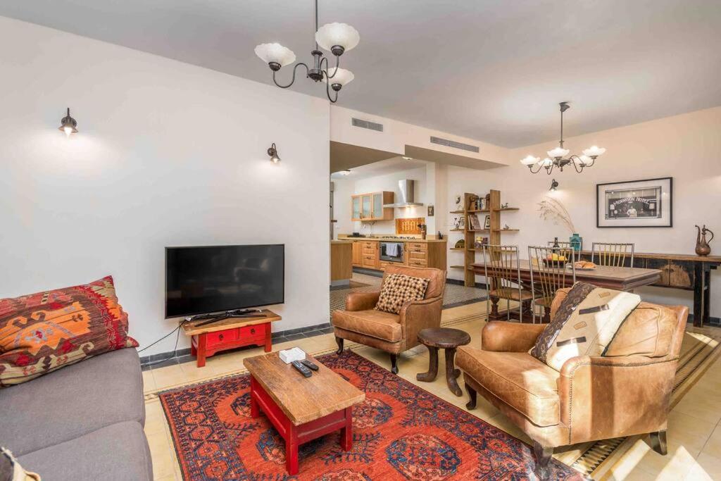 Spacious Duplex Garden 2BR Parking in neve Tsedek view 3