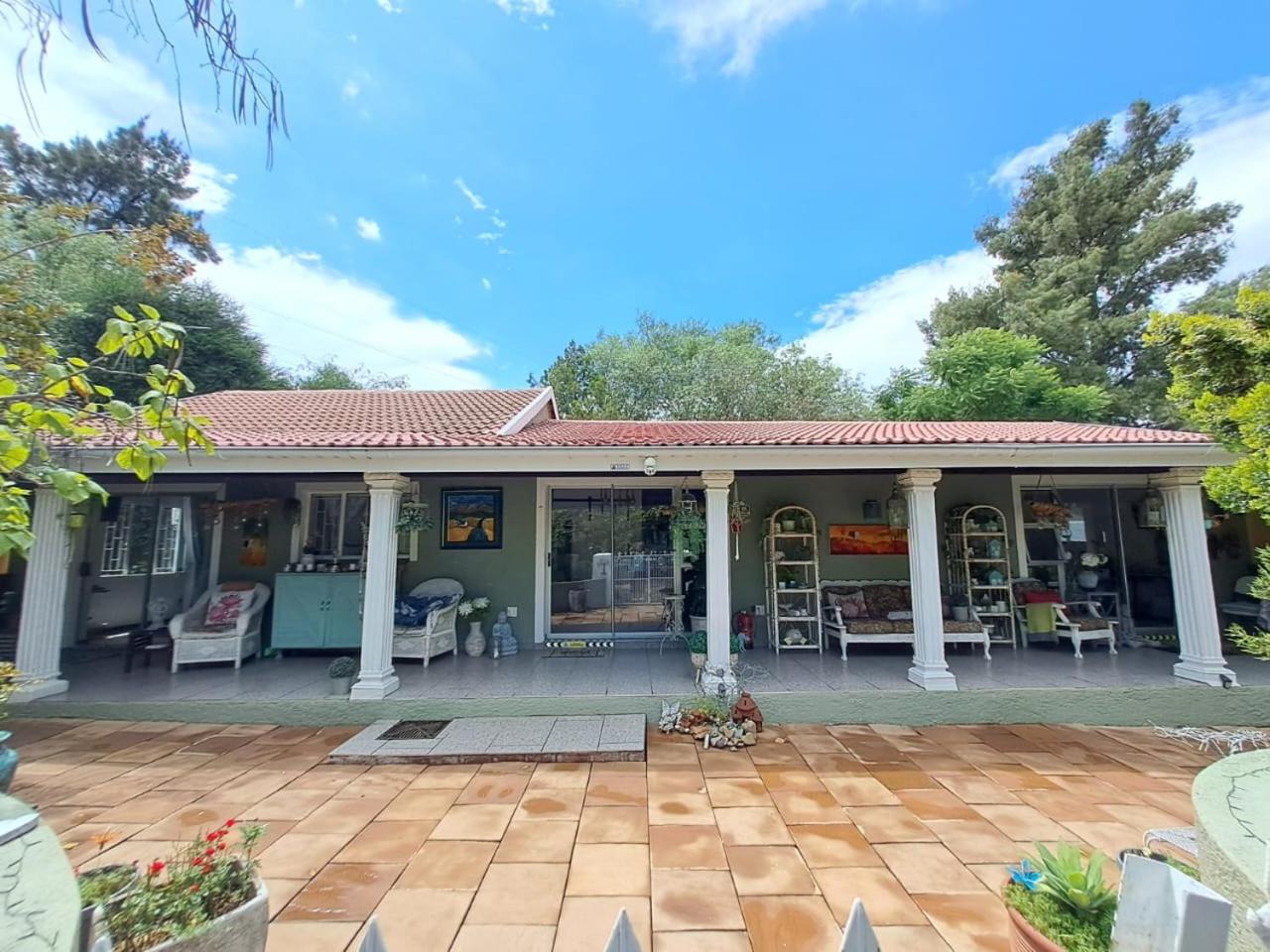 Hotel Gabbys Cottage Guesthouse - Image 1