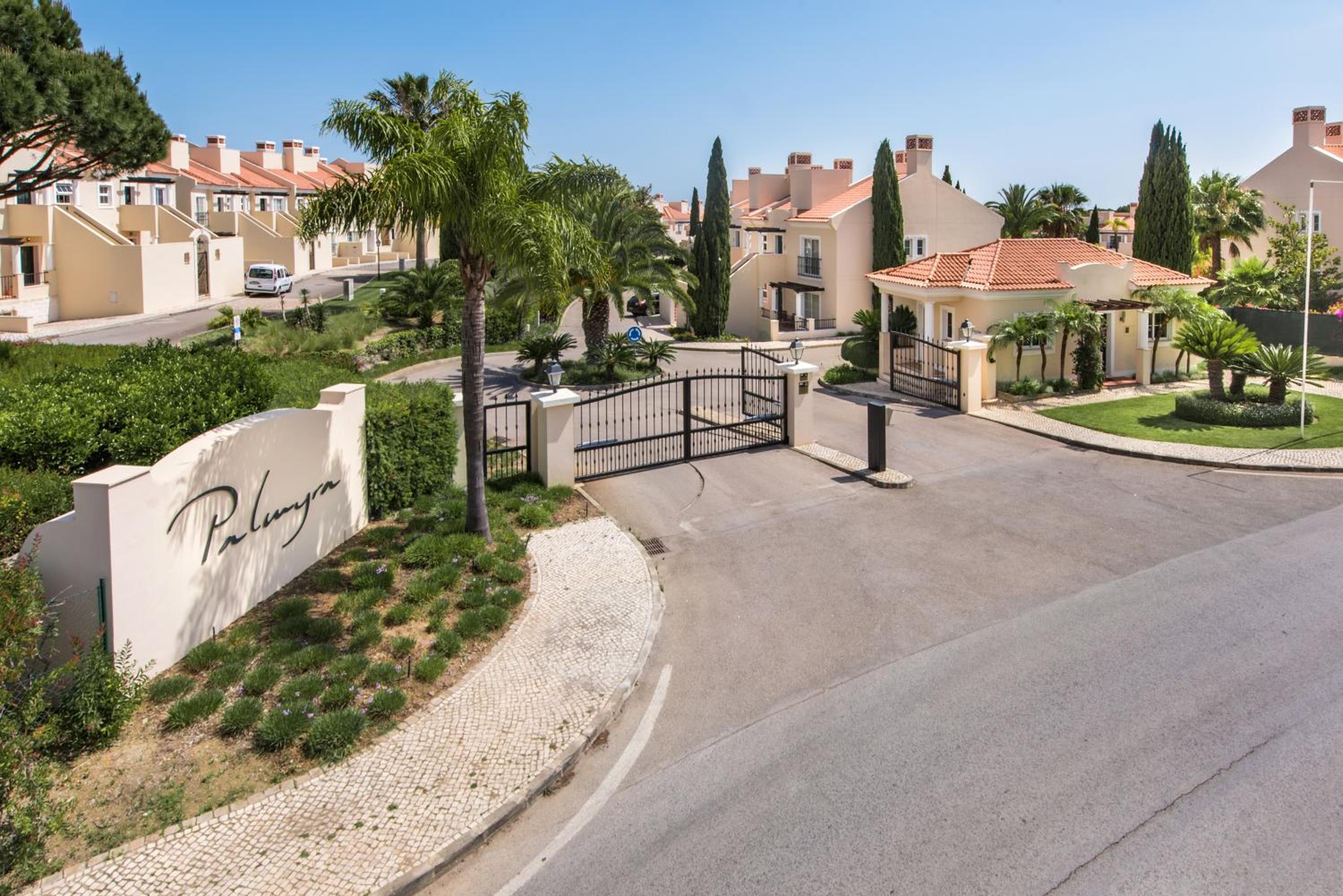 Hotel Luxury Apartment with Communal Pool and Terrace - Image 1
