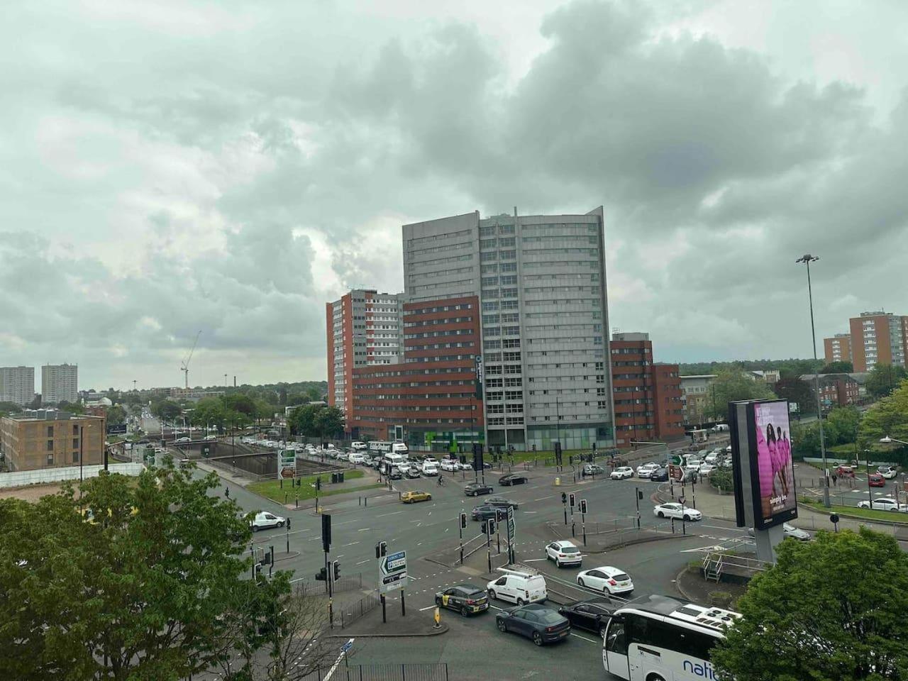 Modern 1-Bed Apt Sleeps 2 in Birmingham view 3