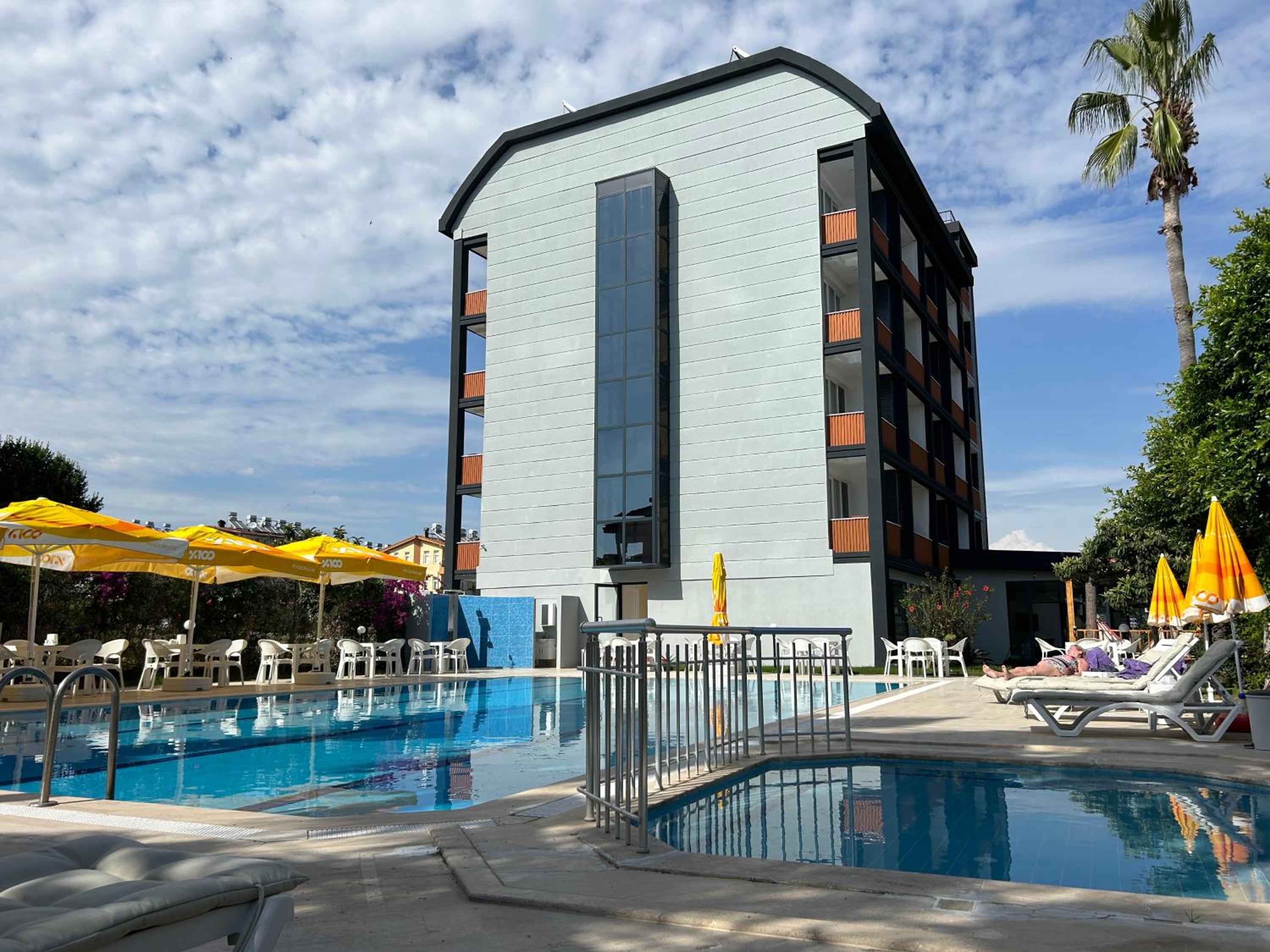 Side Vacations - Bellissima Hotel - Property Image 1