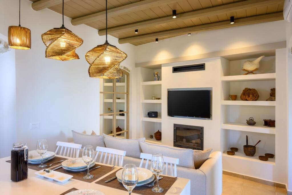 Manolis House