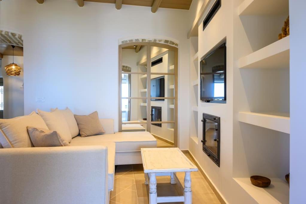 Manolis House