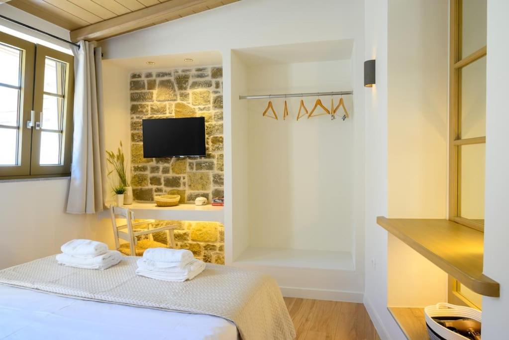 Manolis House