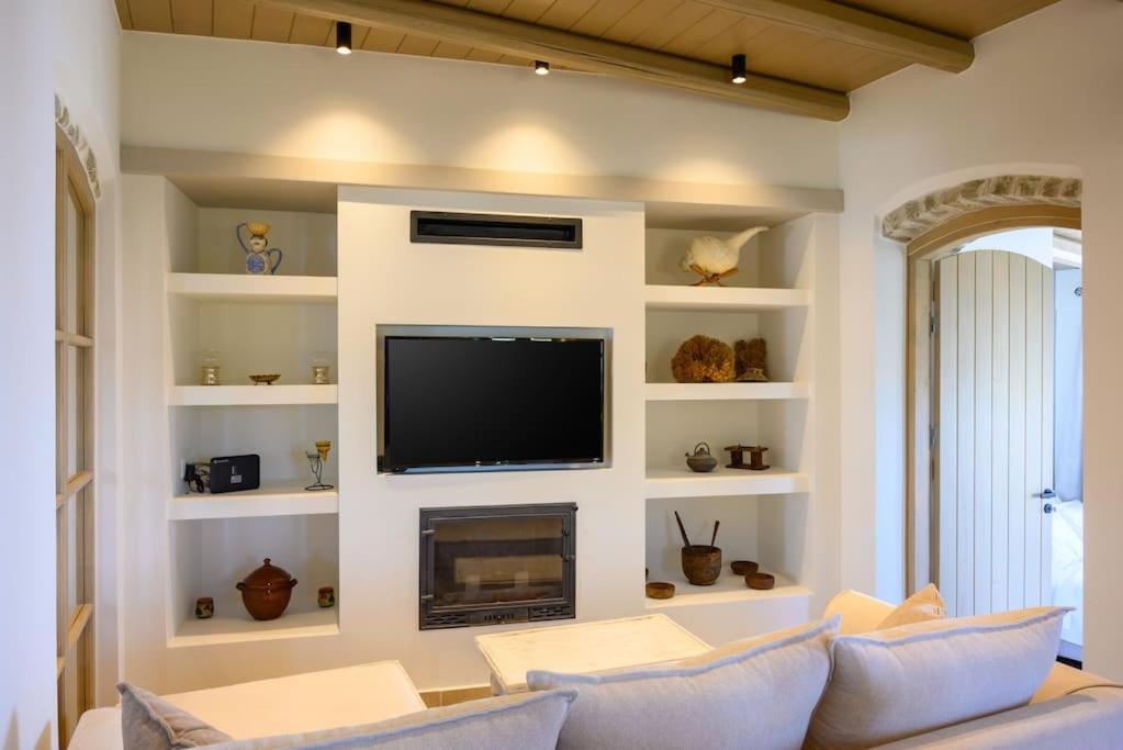 Manolis House