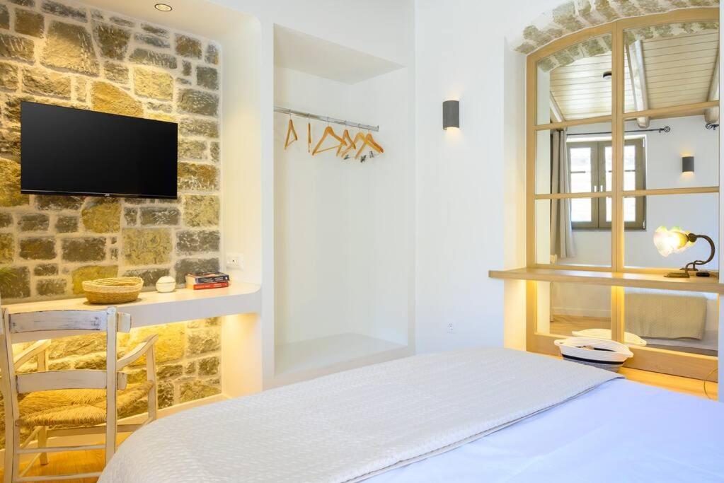 Manolis House