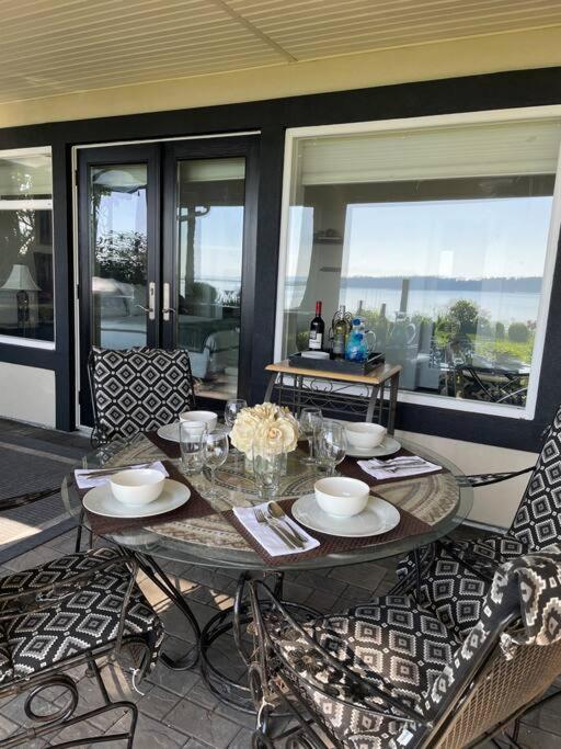 Saanichton Waterfront 2BR suite with superb views