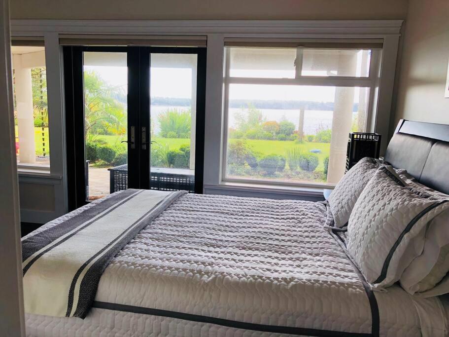 Saanichton Waterfront 2BR suite with superb views