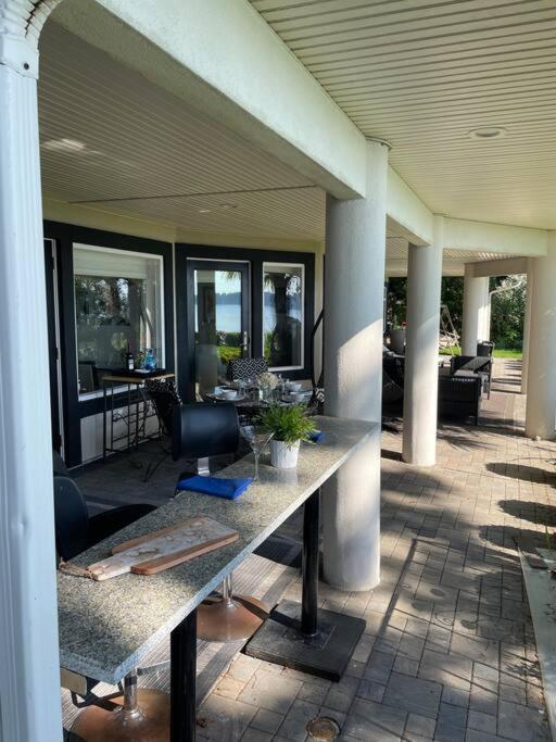 Saanichton Waterfront 2BR suite with superb views