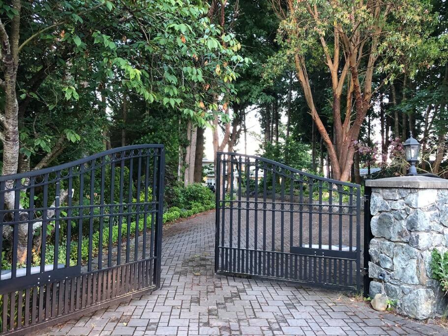 Saanichton Waterfront 2BR suite with superb views