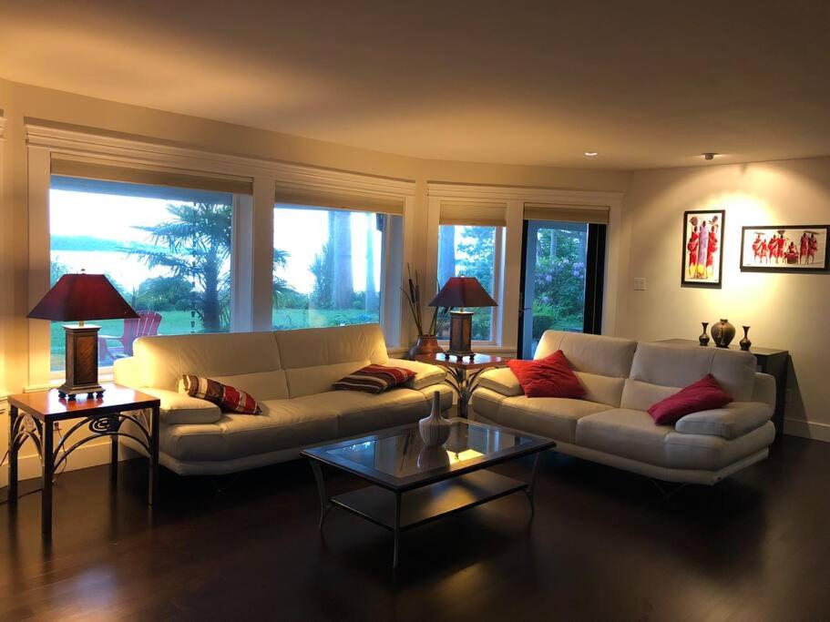 Saanichton Waterfront 2BR suite with superb views