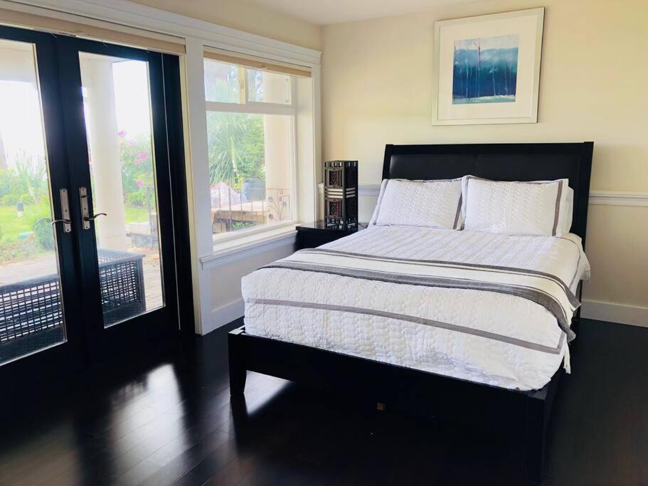 Saanichton Waterfront 2BR suite with superb views