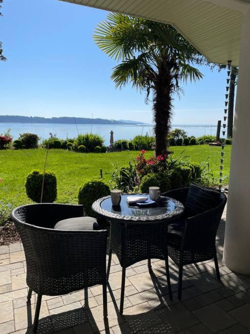 Saanichton Waterfront 2BR suite with superb views