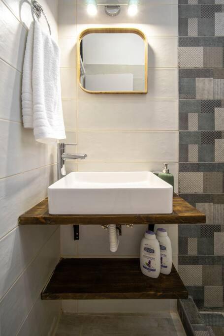 Cute Little Suite Apartment right at the Metro!