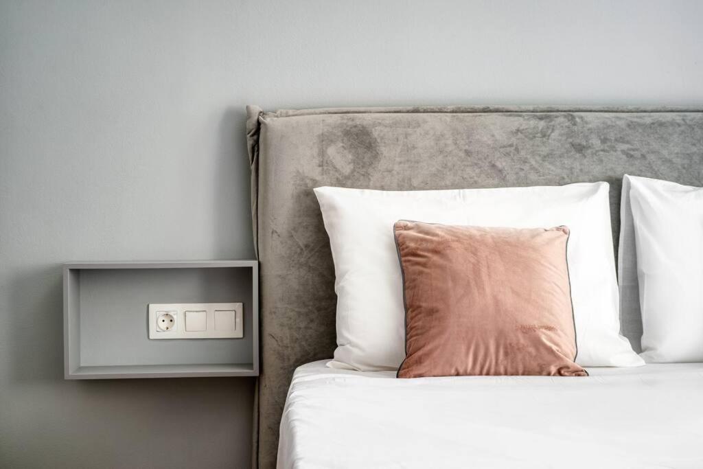 Cute Little Suite Apartment right at the Metro!