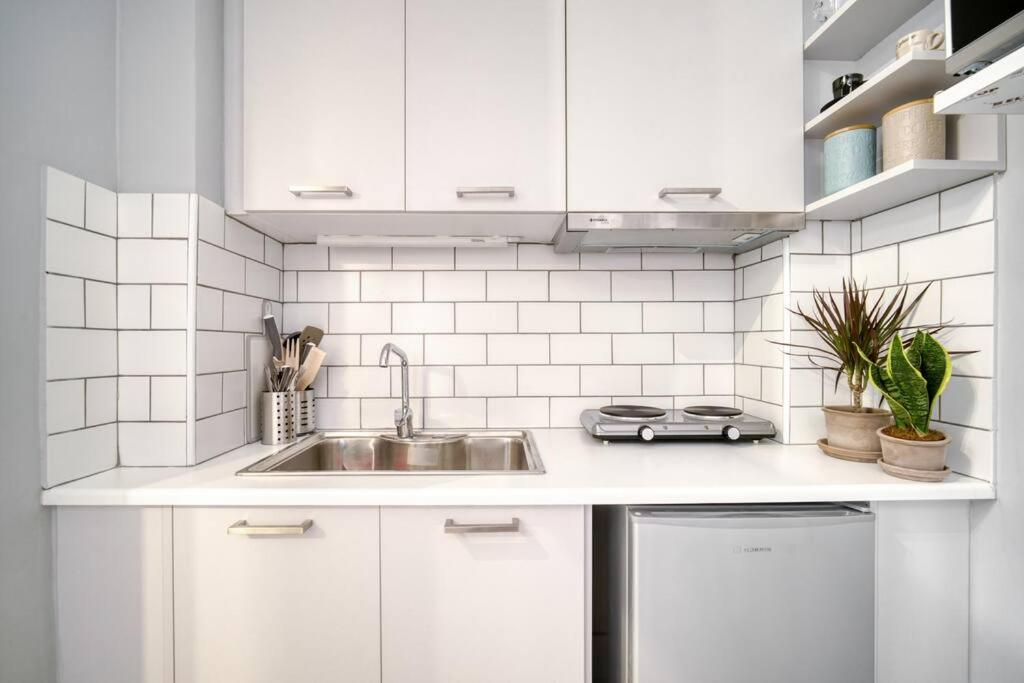 Cute Little Suite Apartment right at the Metro!