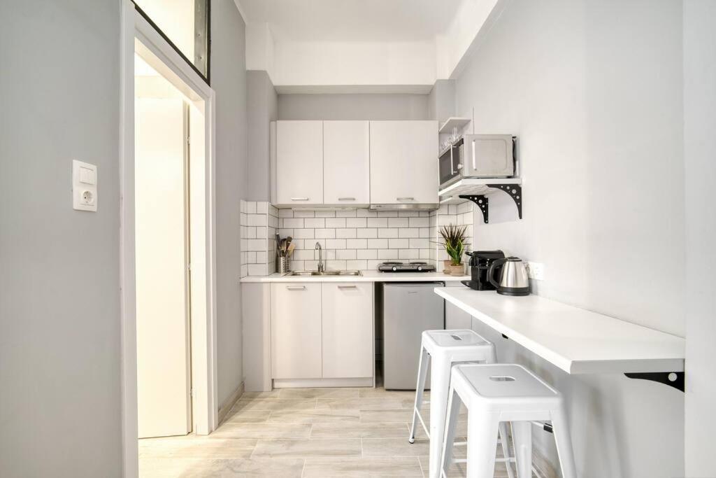 Cute Little Suite Apartment right at the Metro!