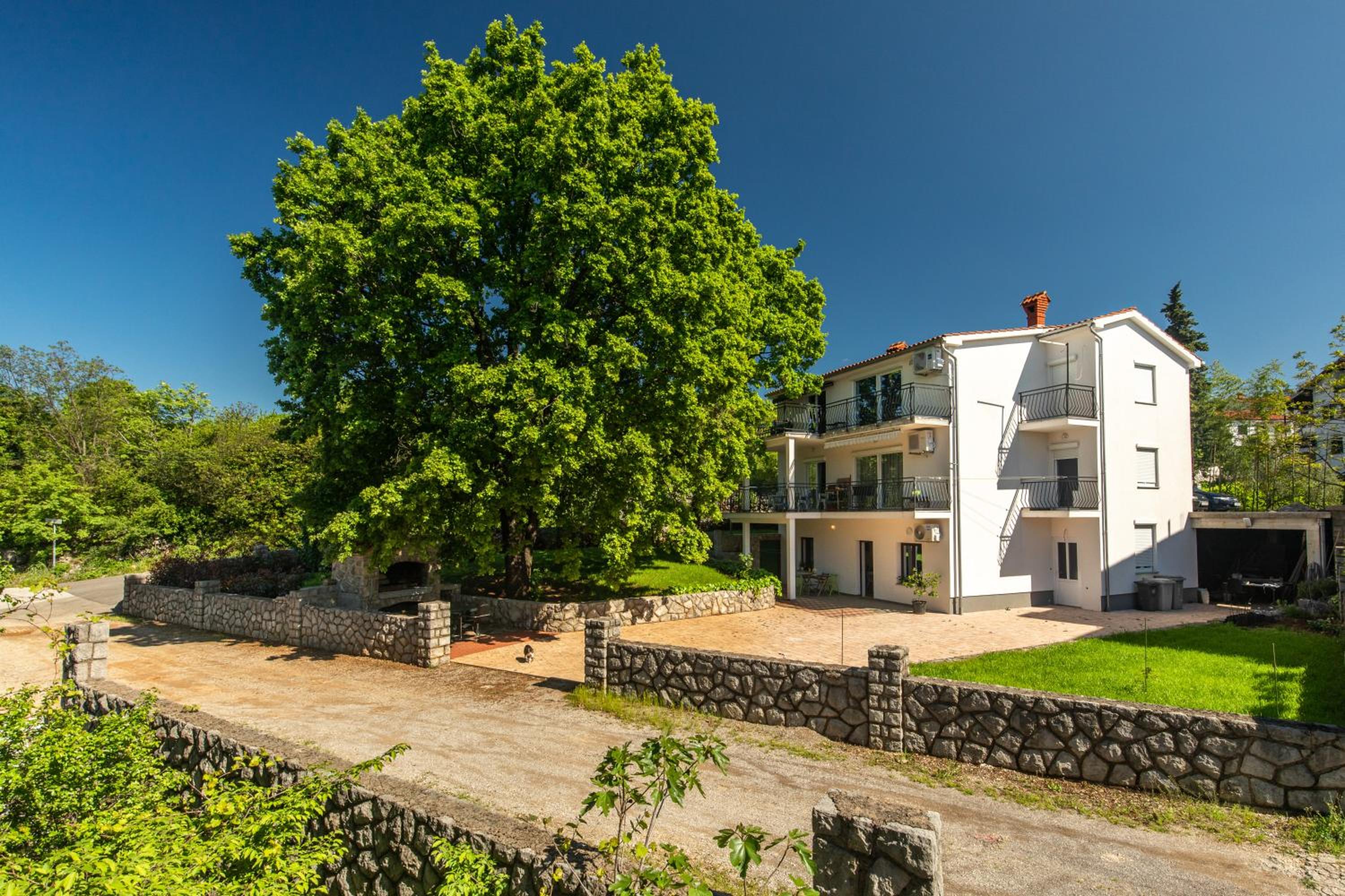 Double Oak Apartment
