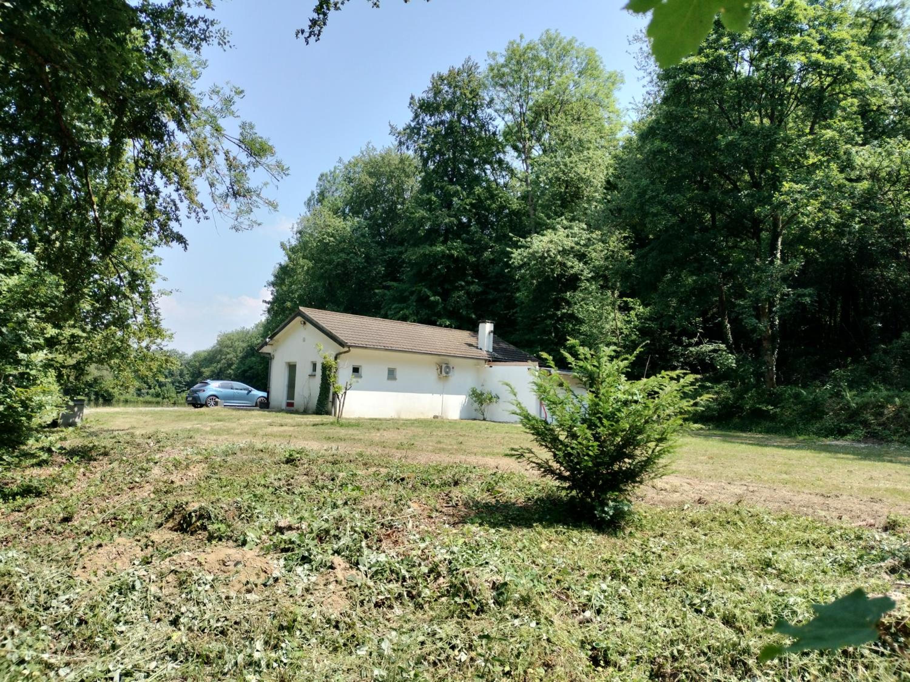 Deux étangs poissonneux au milieu des bois avec gîte moderne, la halte des deux lacs