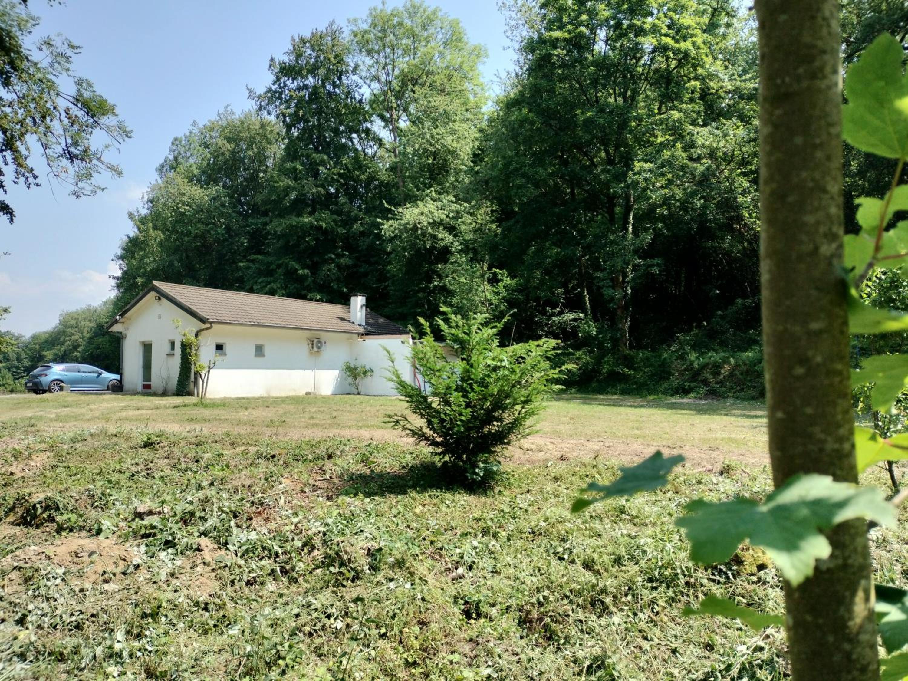 Deux étangs poissonneux au milieu des bois avec gîte moderne, la halte des deux lacs