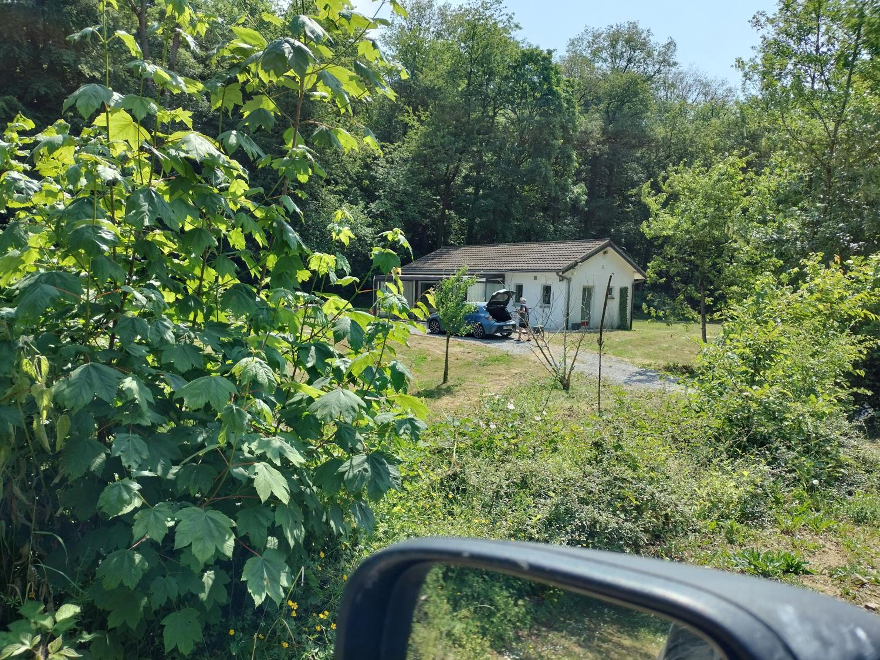 Deux étangs poissonneux au milieu des bois avec gîte moderne, la halte des deux lacs