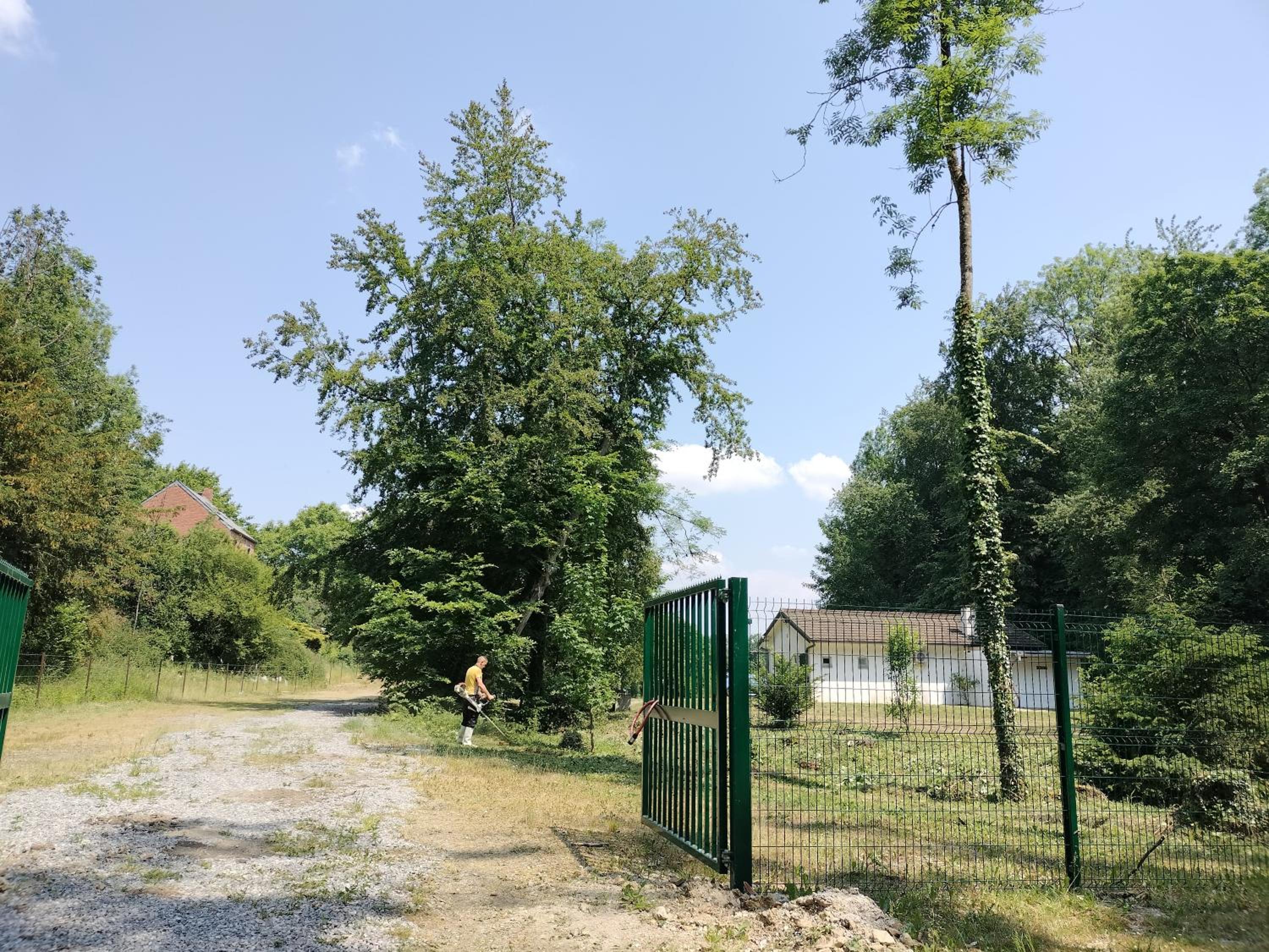 Deux étangs poissonneux au milieu des bois avec gîte moderne, la halte des deux lacs