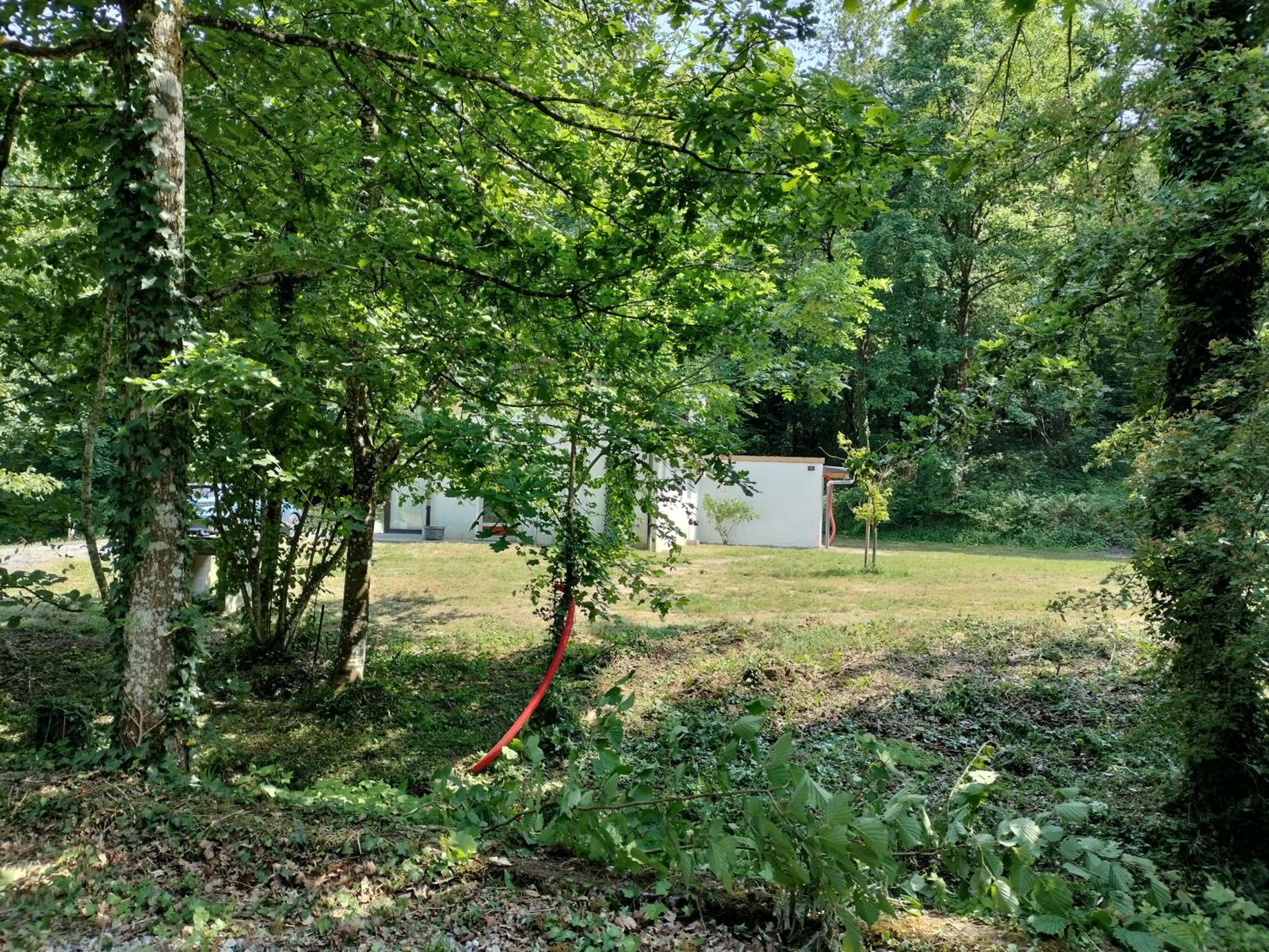 Deux étangs poissonneux au milieu des bois avec gîte moderne, la halte des deux lacs