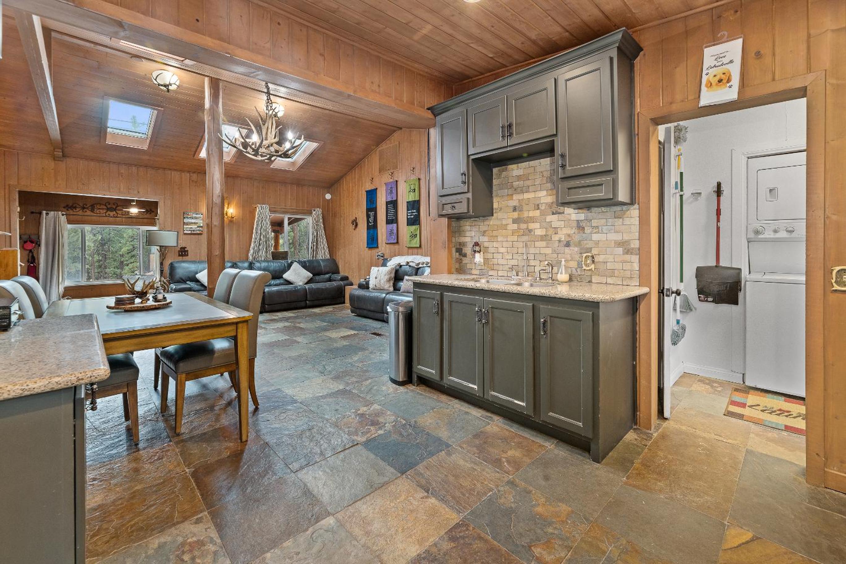 Louie Bear - Perfect cabin for families! It comes with a hot tub! view 3