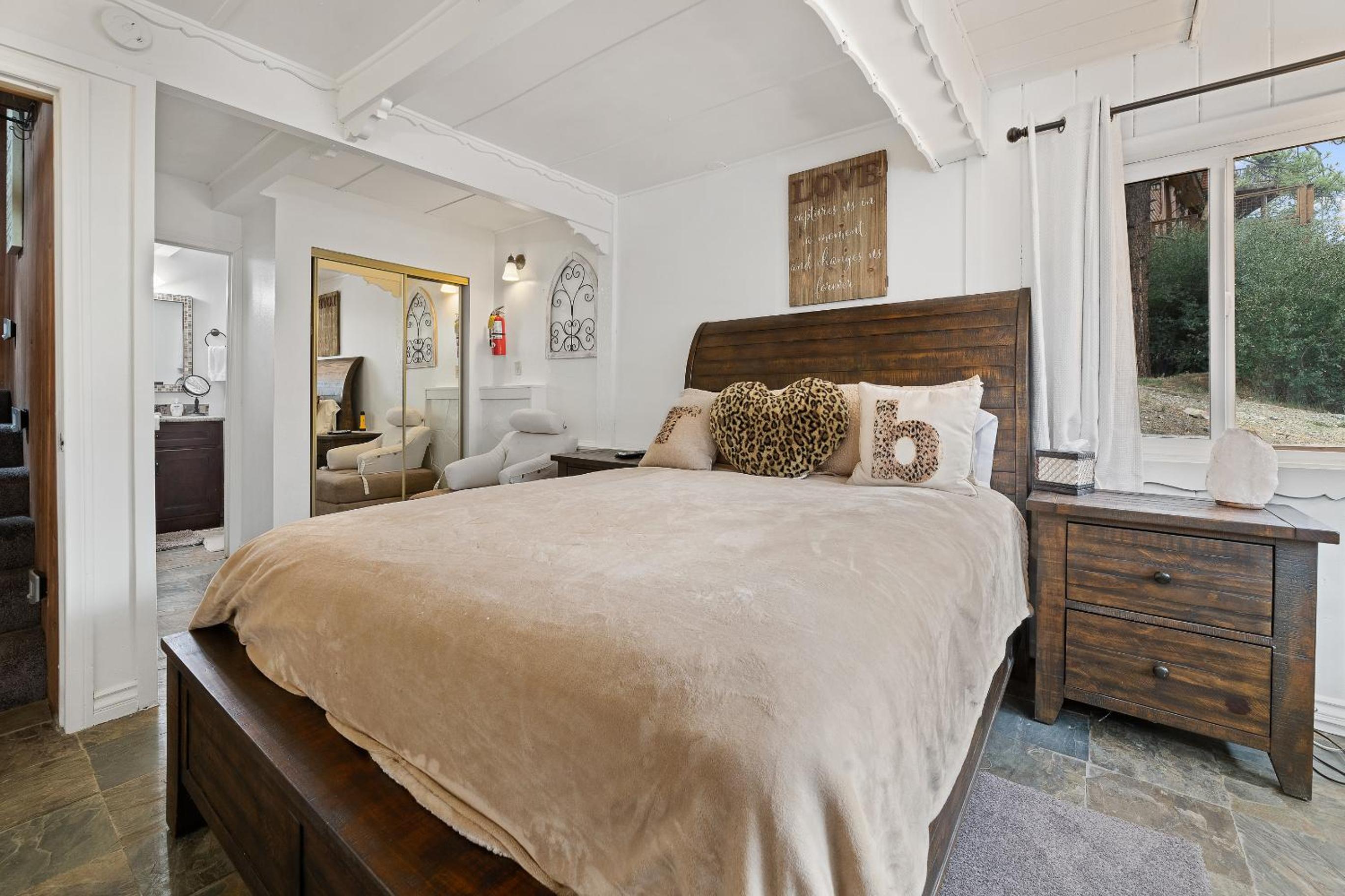 Louie Bear - Perfect cabin for families! It comes with a hot tub! view 5