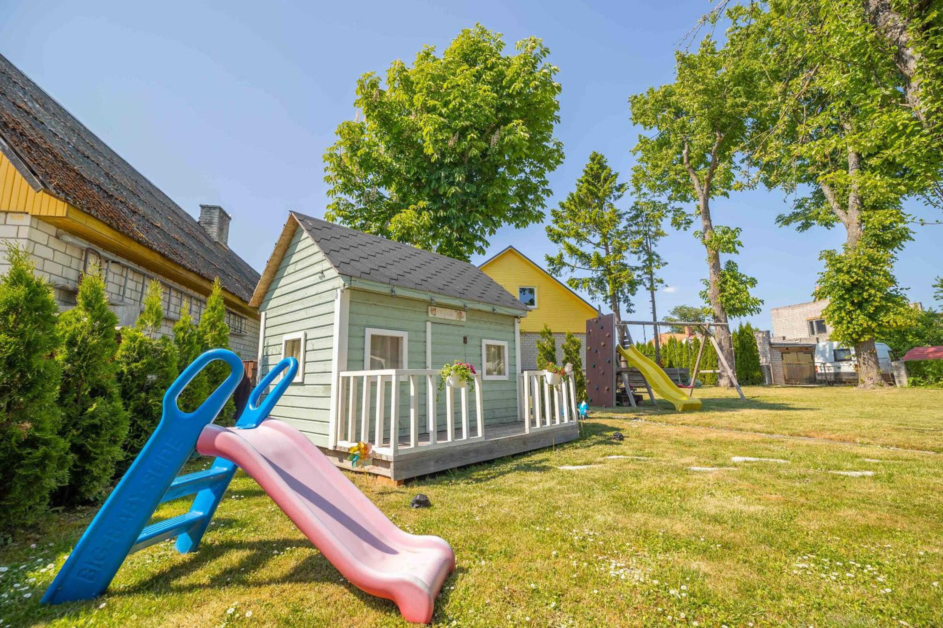 Manni's house with garden & playground view 3