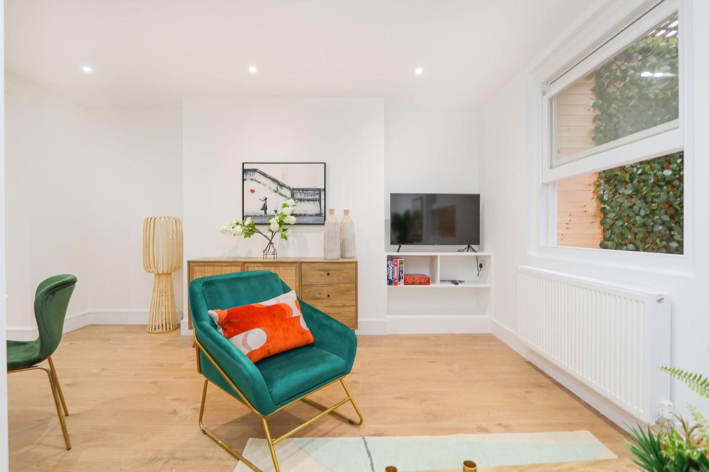 The London Secret, 1 bed flat with patio - Zone 2