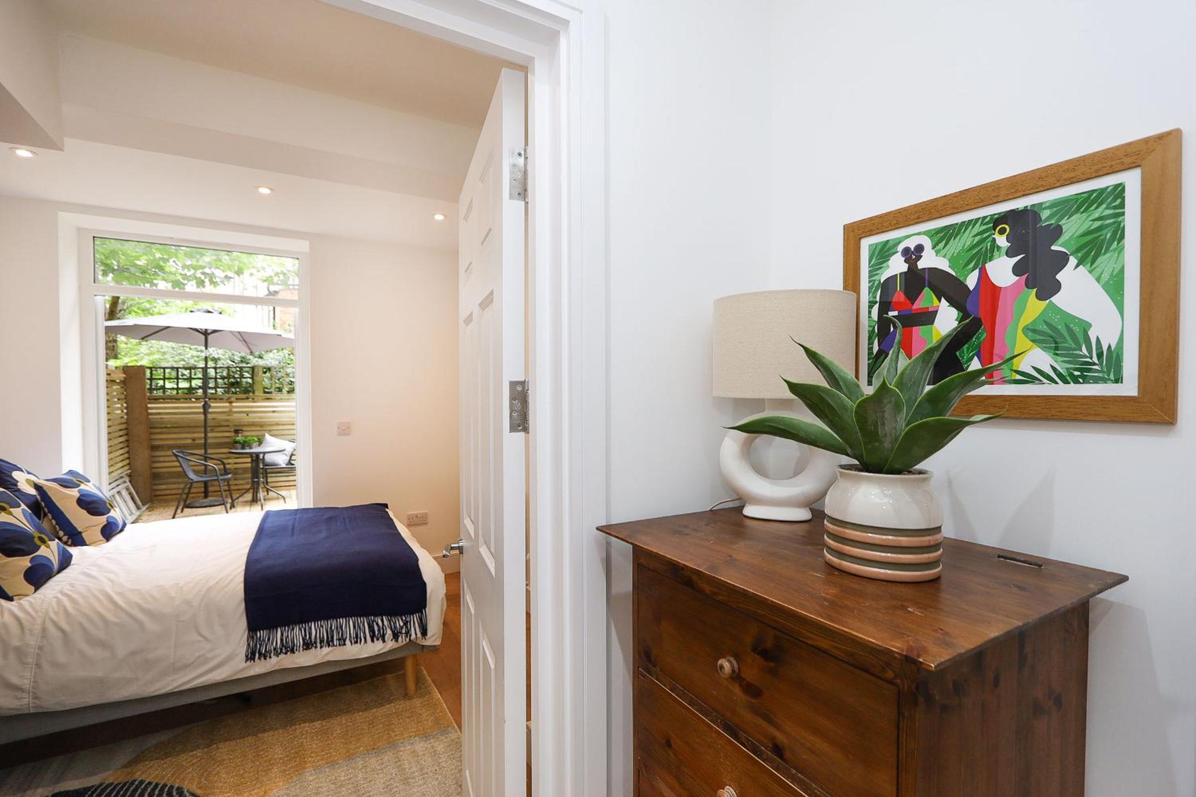 The London Secret, 1 bed flat with patio - Zone 2