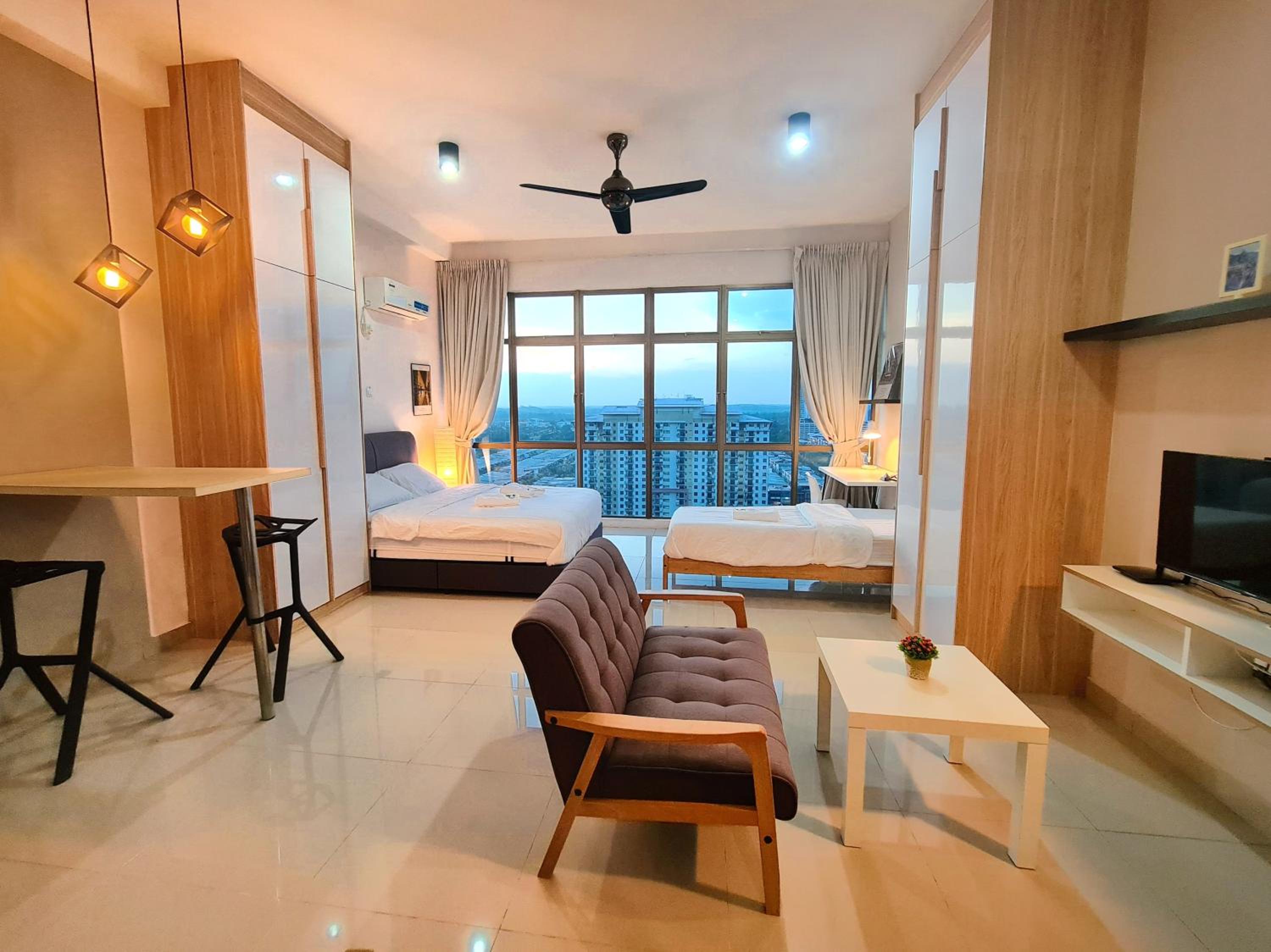 Small family 3 pax studio high floor Palazio Apartment Taman Mount Austin by GDRAGON HomeStay