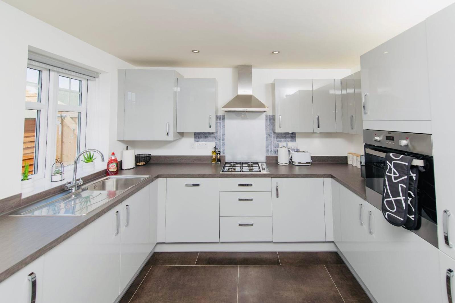 Rugby Modern 3 Bed 6 guest house view 4