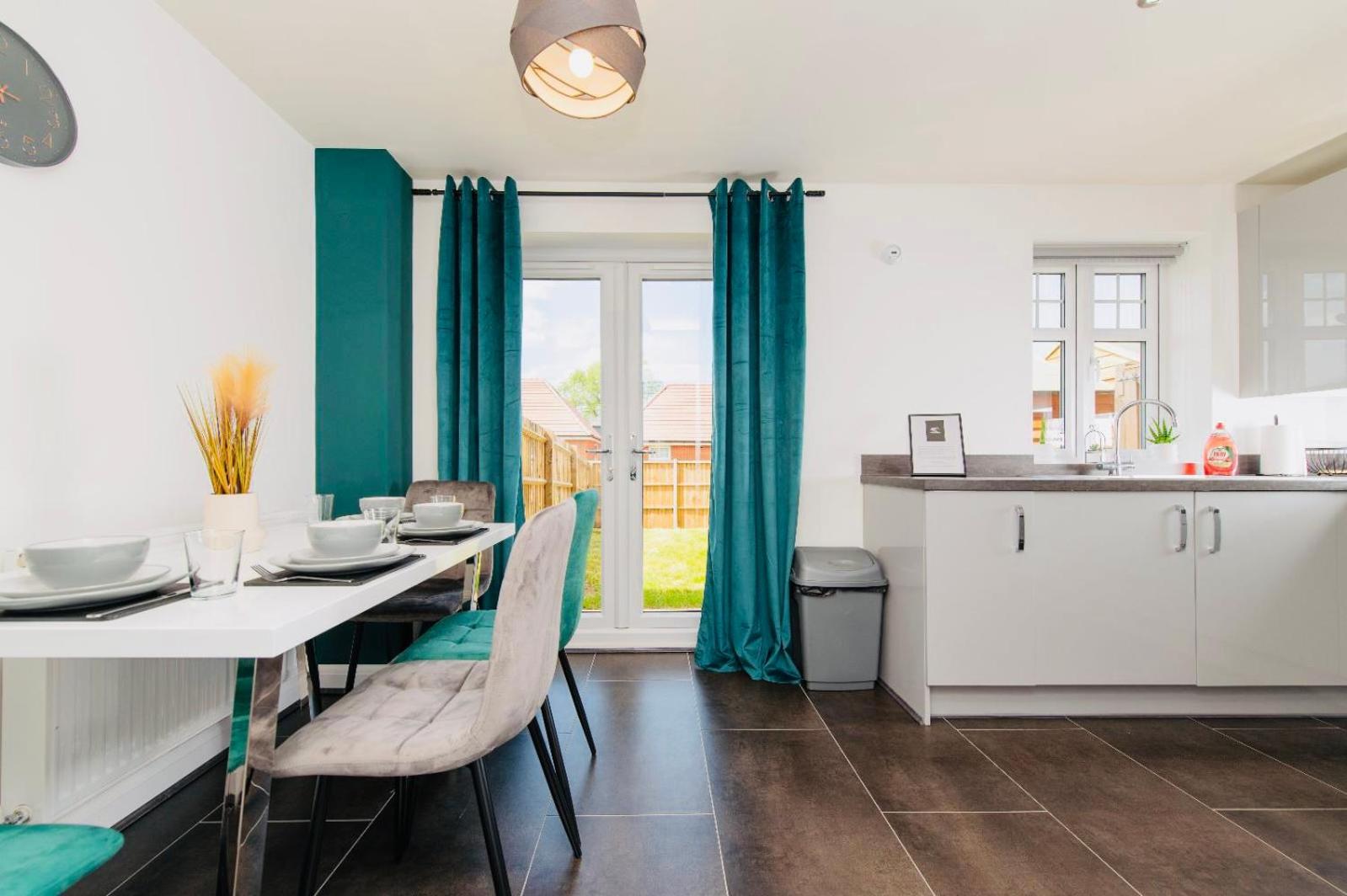 Rugby Modern 3 Bed 6 guest house view 3