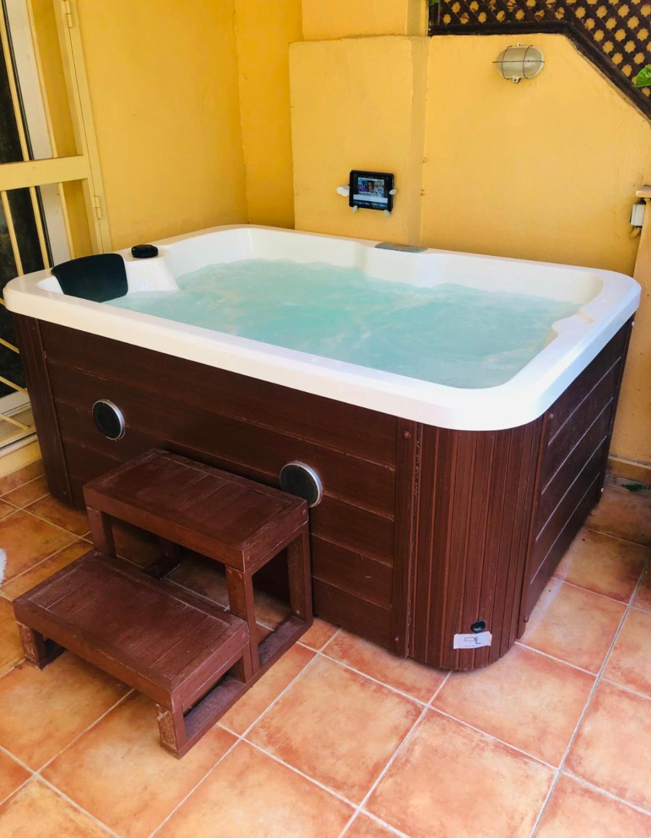 Residencial Bajo con jardín y jacuzzi privado Calahonda Royale