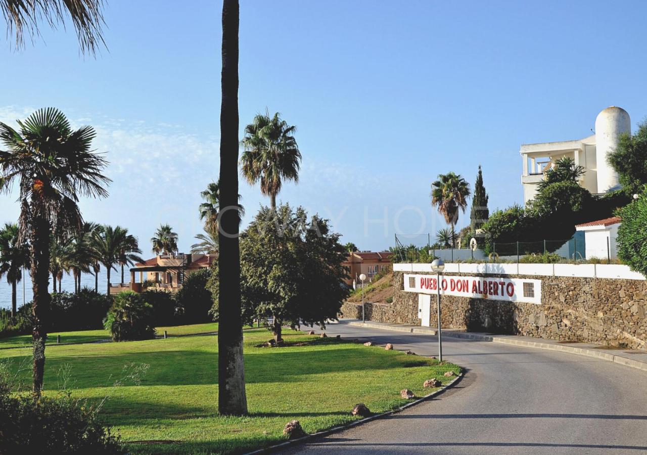 Marina IV Relax & Unwind with Sea Views, Pools & BBQ Beachfront in Mijas Costa & Fuengirola
