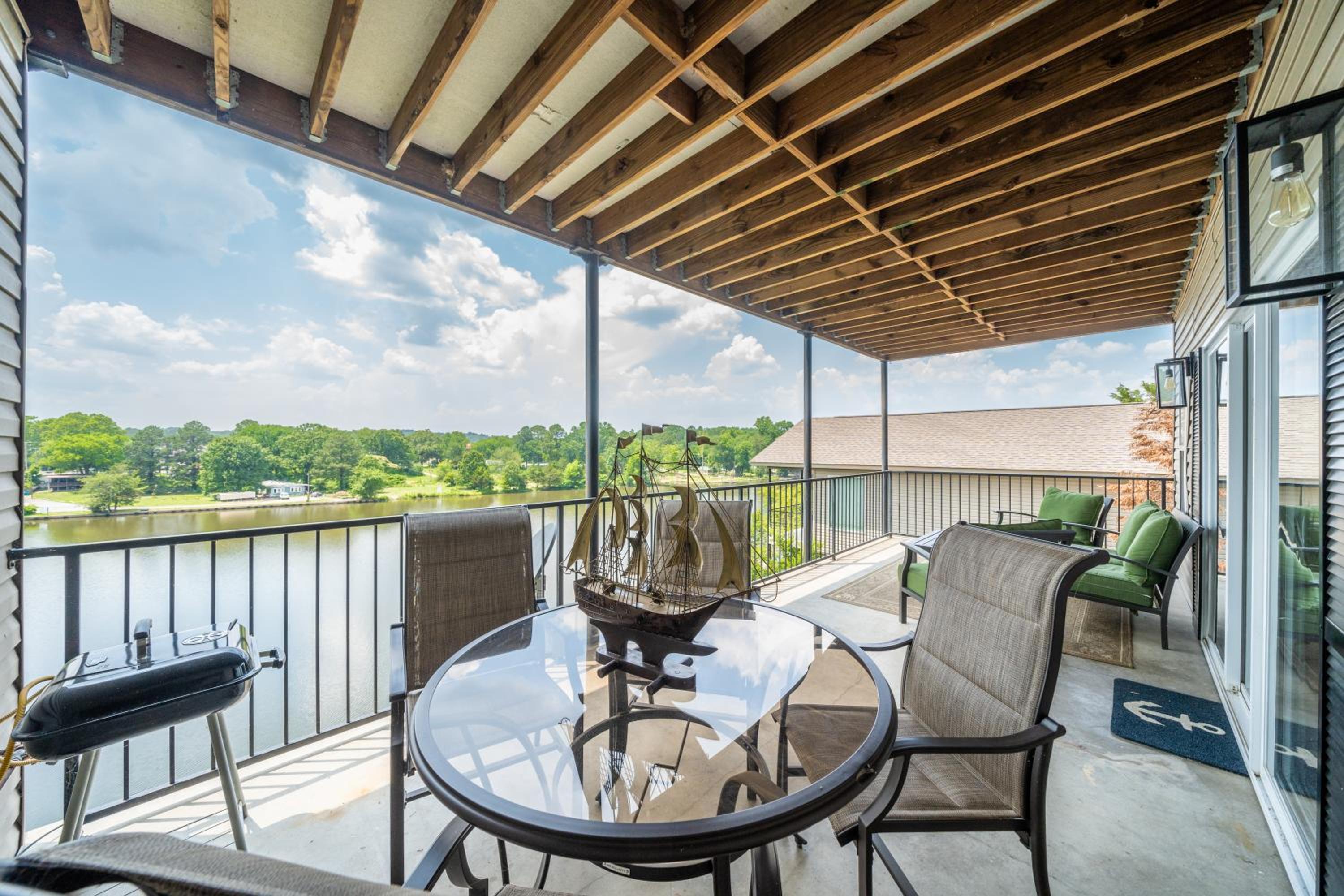 Hotel Natalie's Nook, Lake Hideaway near Downtown Fun! - Image 1