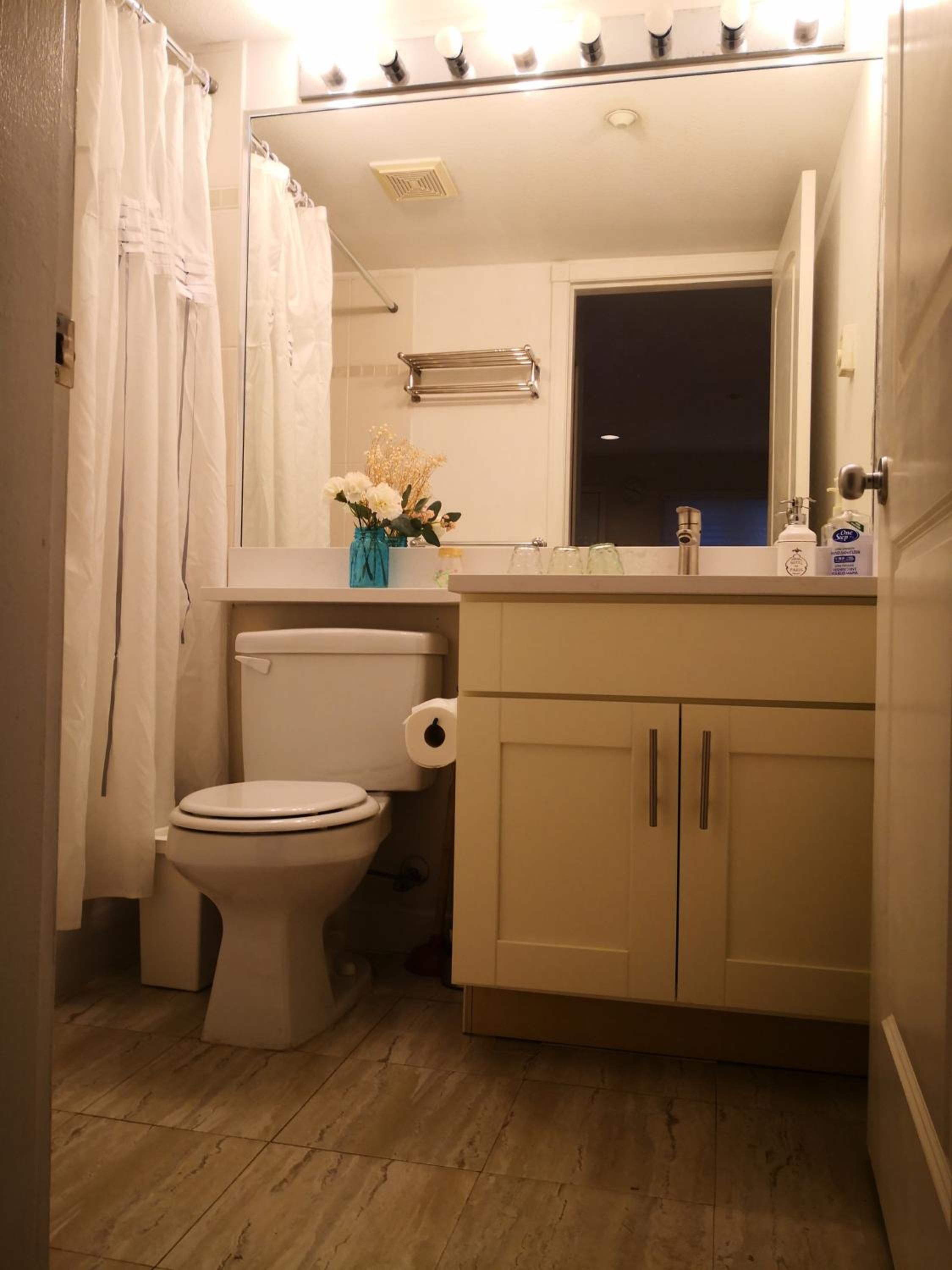 Coquitlam center, 2 bedroom suite, walking to skytrain