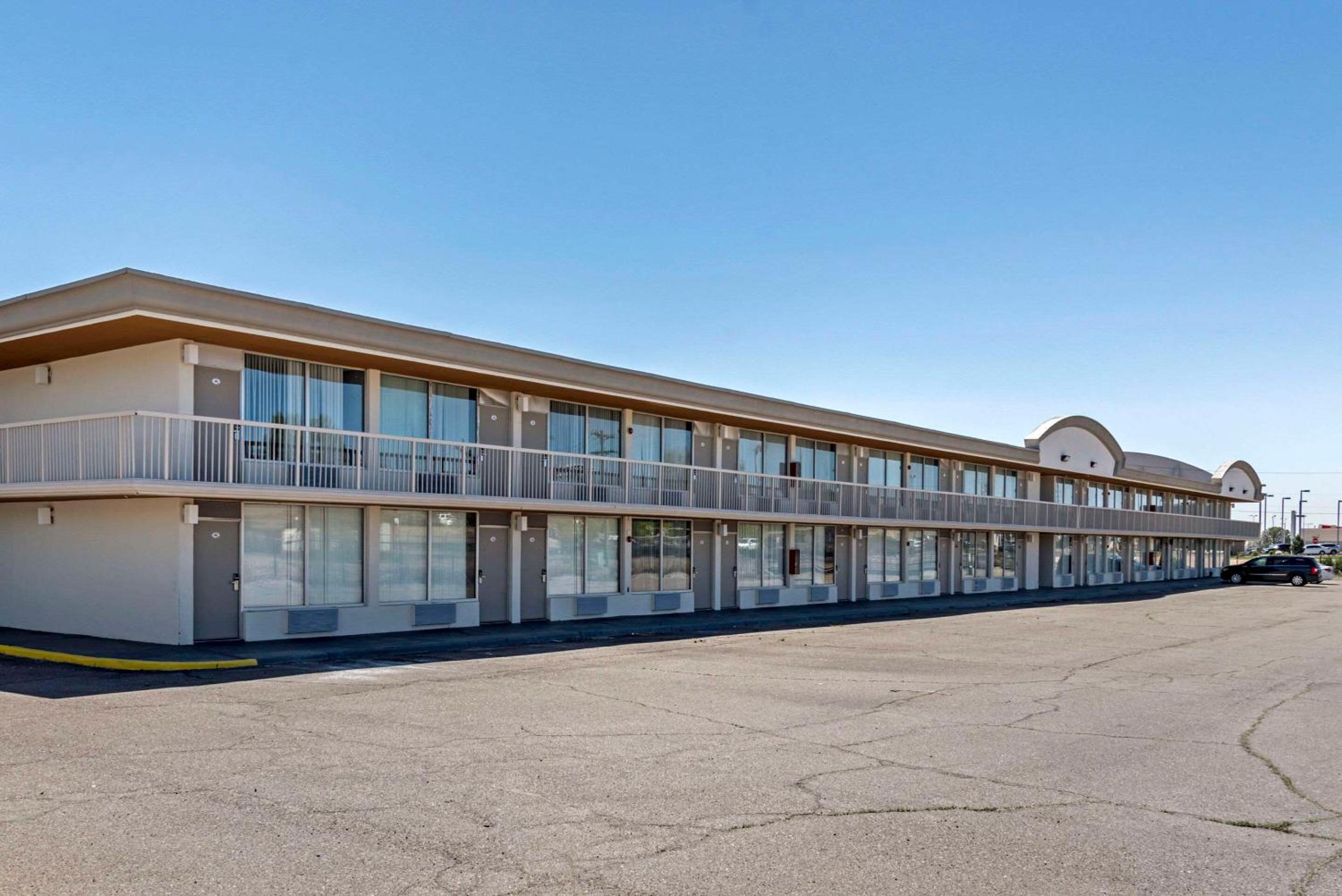 Hotel Suburban Studios Pueblo North - Image 1