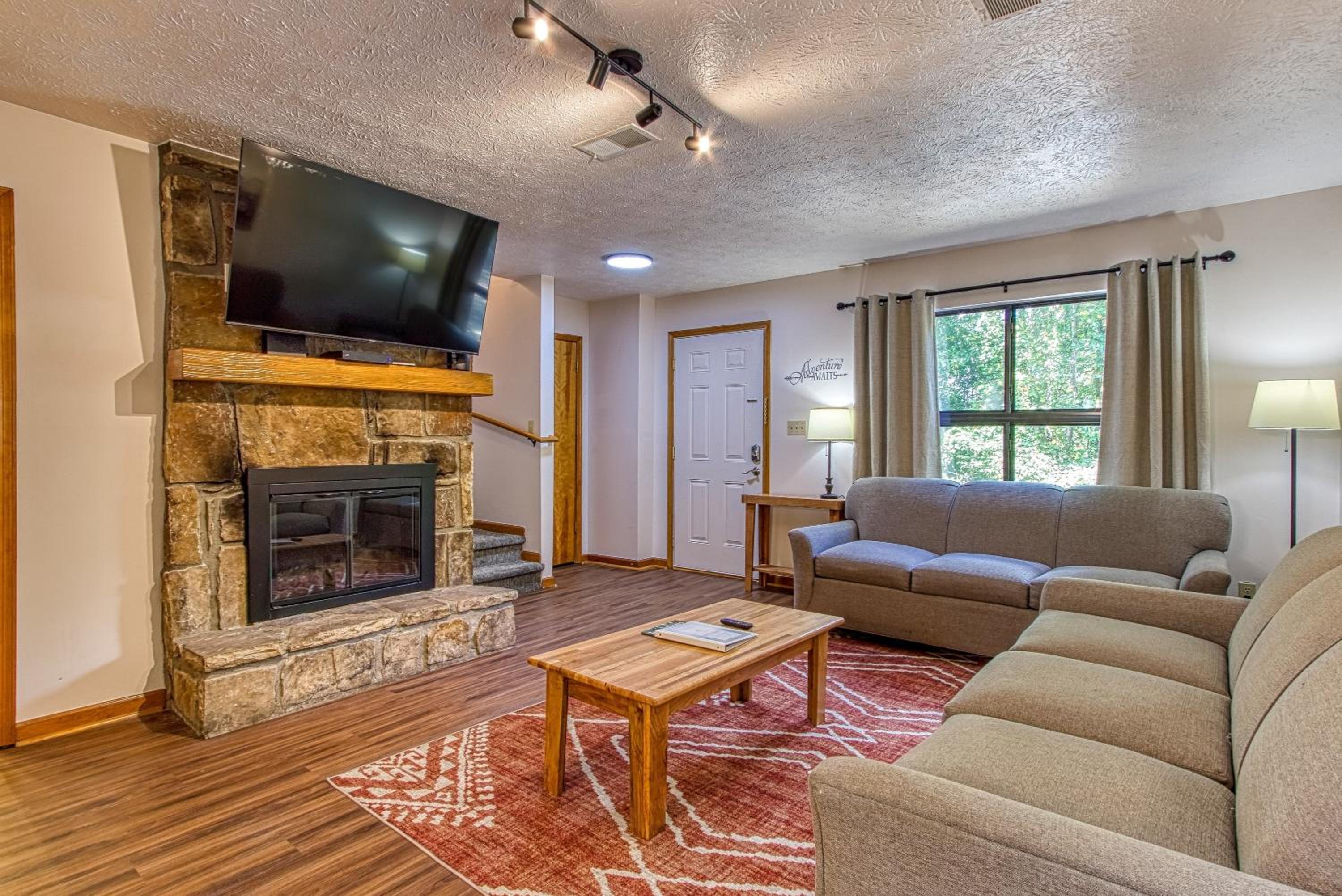 Pinecrest Townhomes-Full Building-14bed17bath view 4