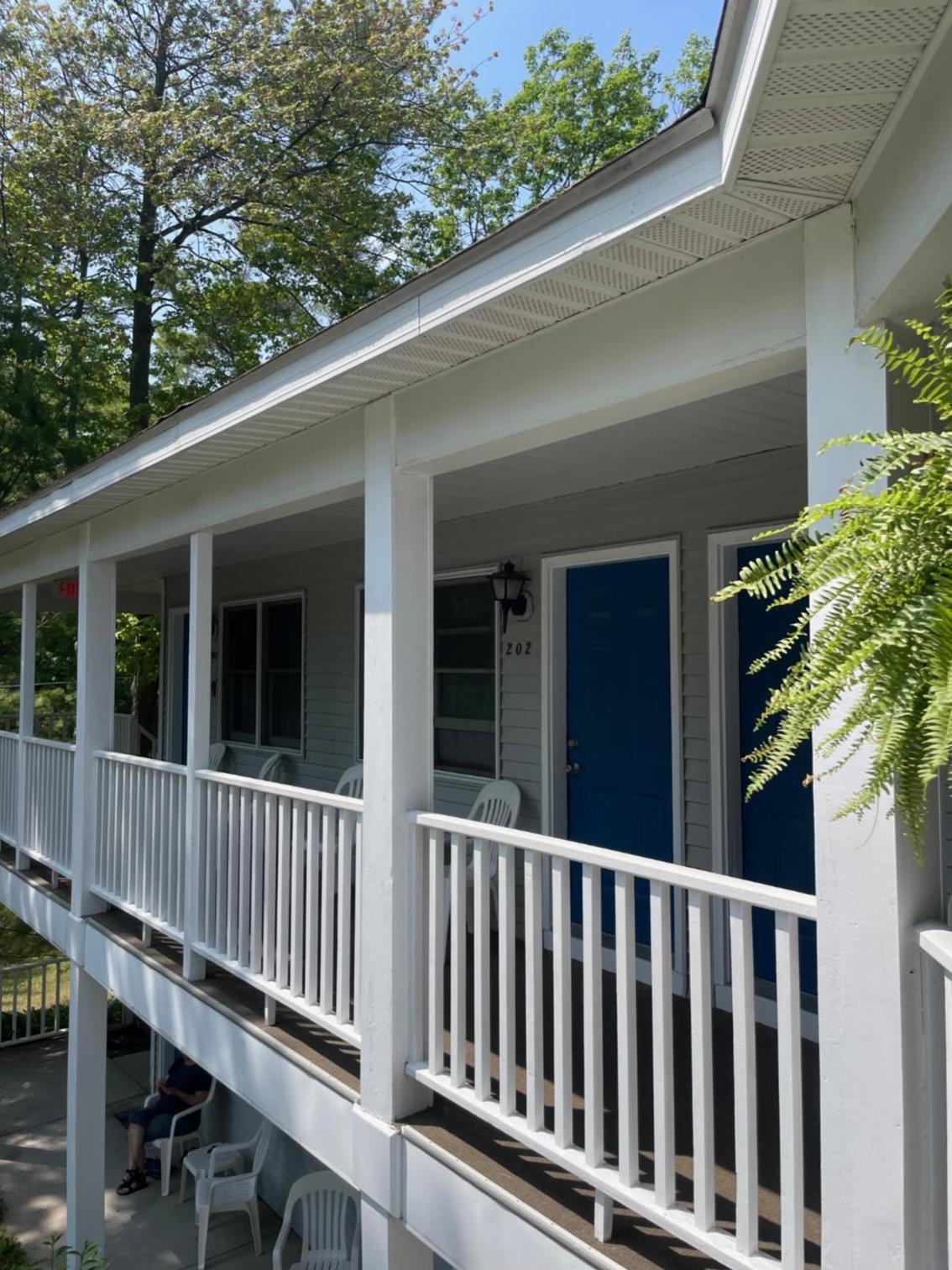 M22 Inn Glen Arbor