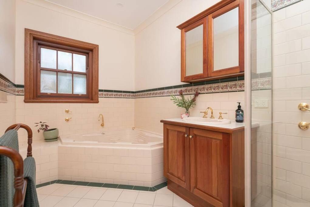 Hahndorf Luxury Retreat 5 bedrooms for 12 guests