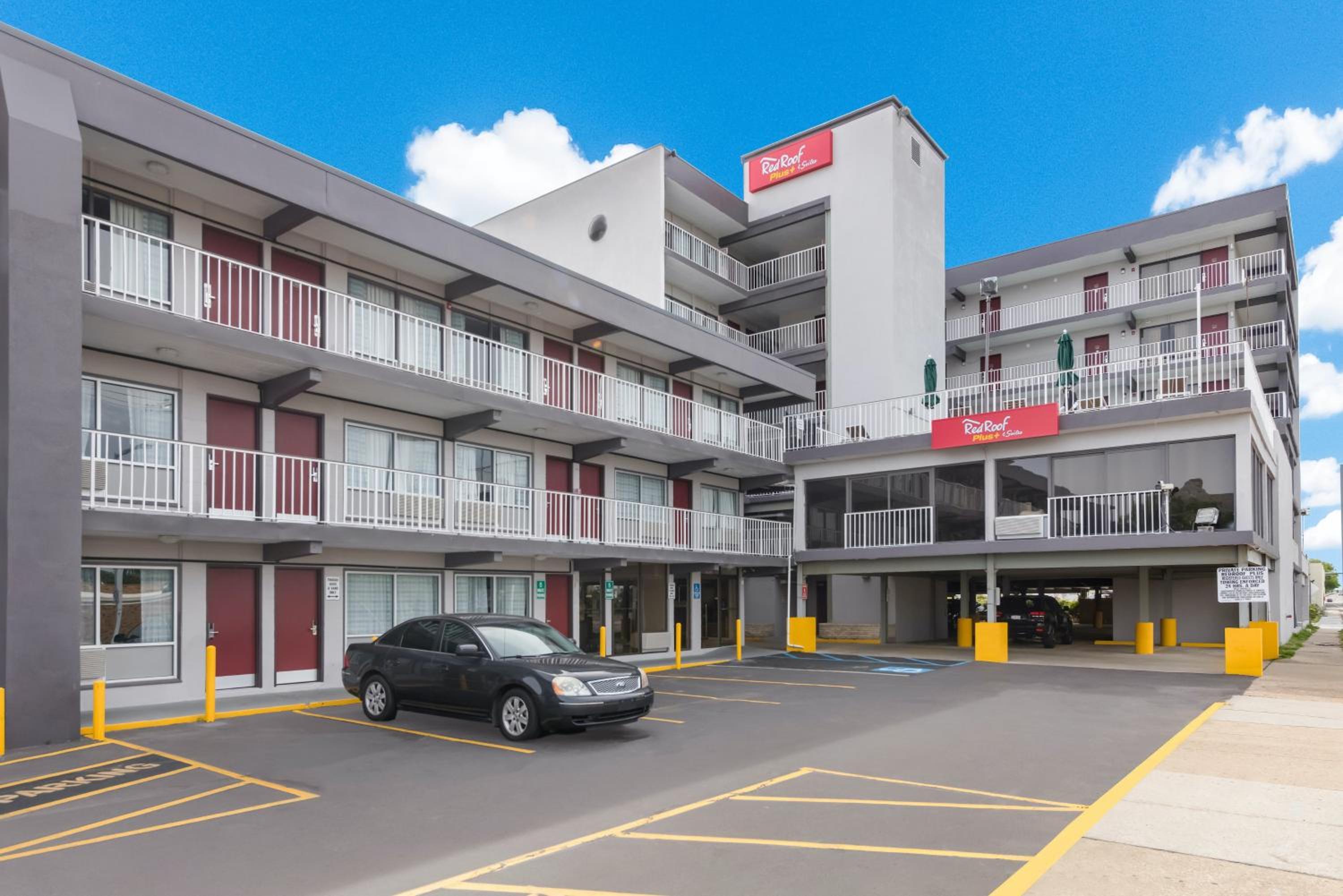 Hotel Red Roof PLUS & Suites Virginia Beach - Seaside - Image 1