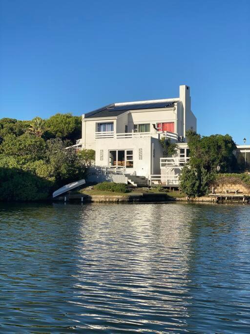 Tranquil Waterfront Hideaway with Stunning Views