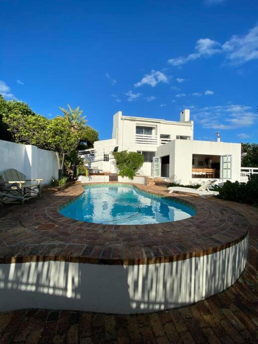 Tranquil Waterfront Hideaway with Stunning Views