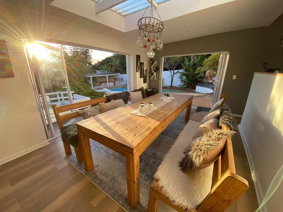 Tranquil Waterfront Hideaway with Stunning Views