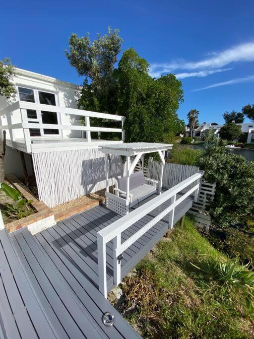 Tranquil Waterfront Hideaway with Stunning Views