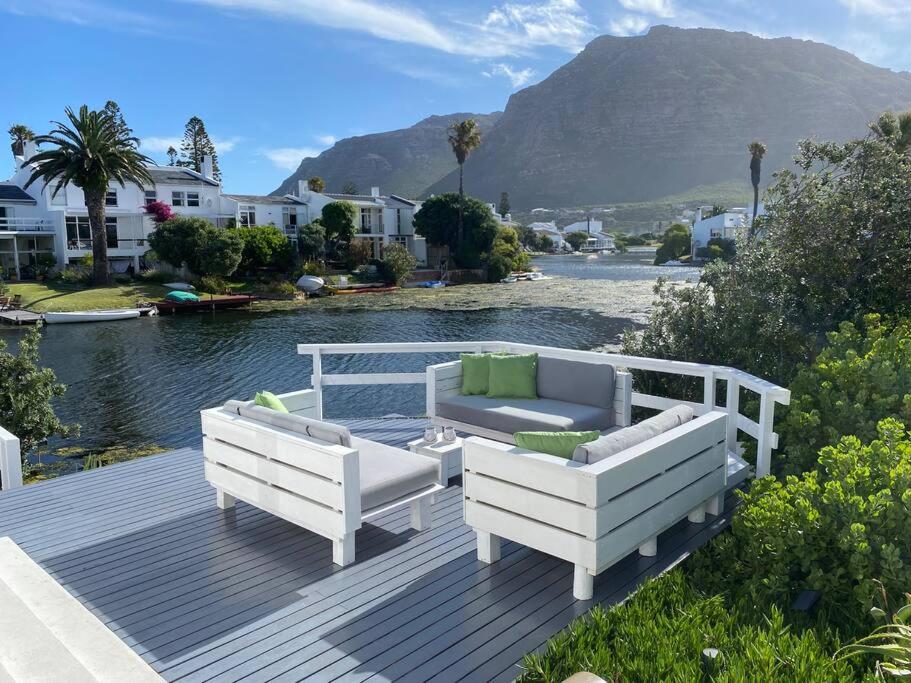Tranquil Waterfront Hideaway with Stunning Views